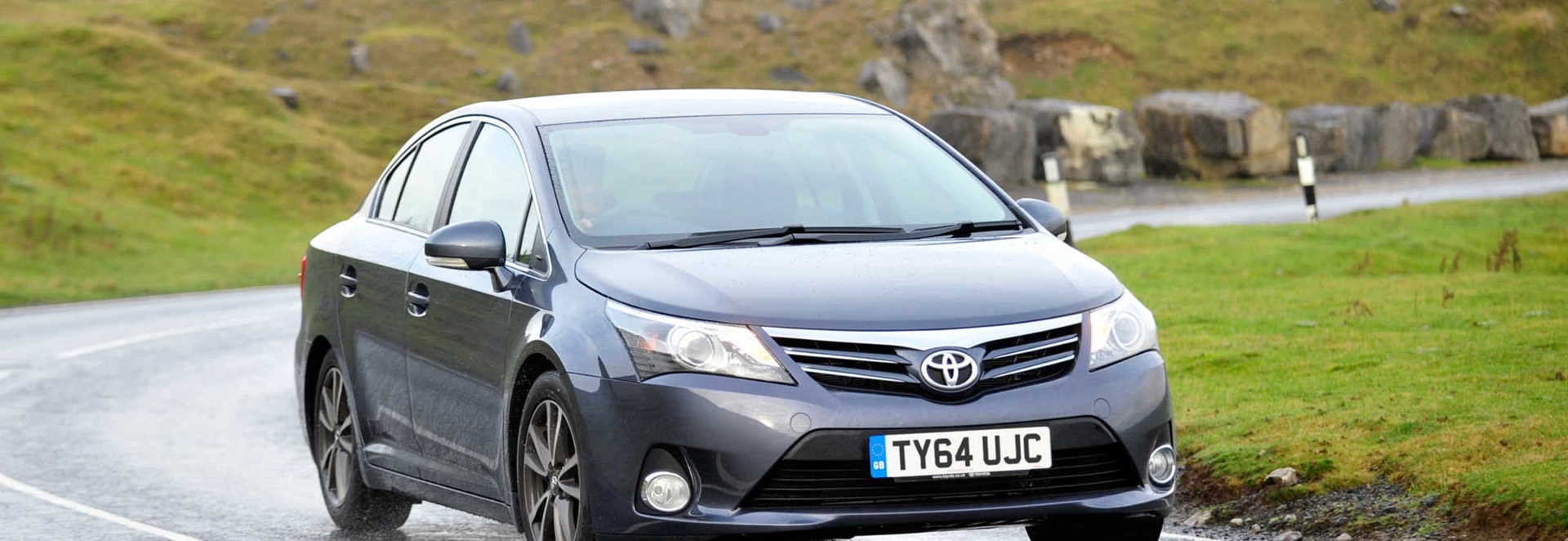 Toyota Avensis saloon review 