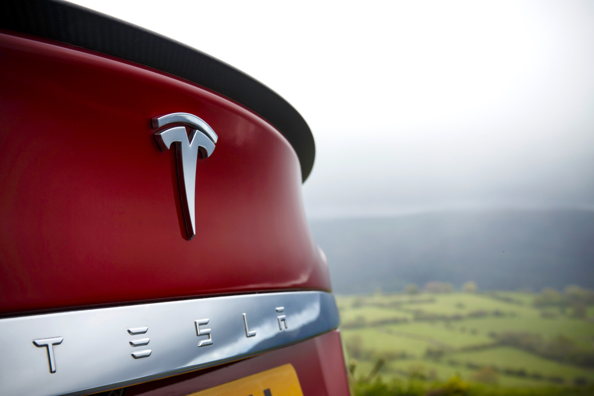 Знак теслы на машине. Тесла логотип. Тесла логотип авто. Tesla model s логотип. Значок Tesla на машине.