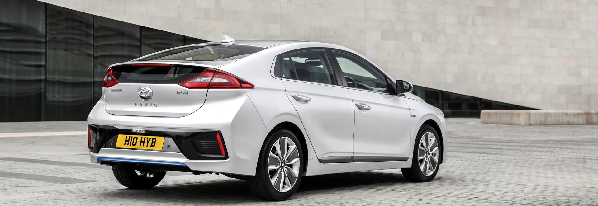 Bourgondië Grace springen Hyundai IONIQ Hybrid Premium SE hatchback review - Car Keys
