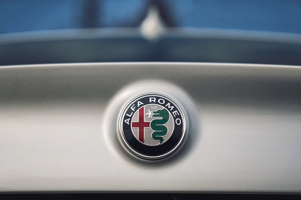 Alfa Romeo badge Giulia saloon