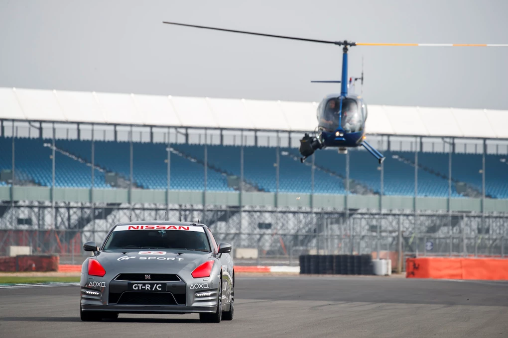 Nissan GT-R R35 GT-R/C remote-controlled car sports car helicopter