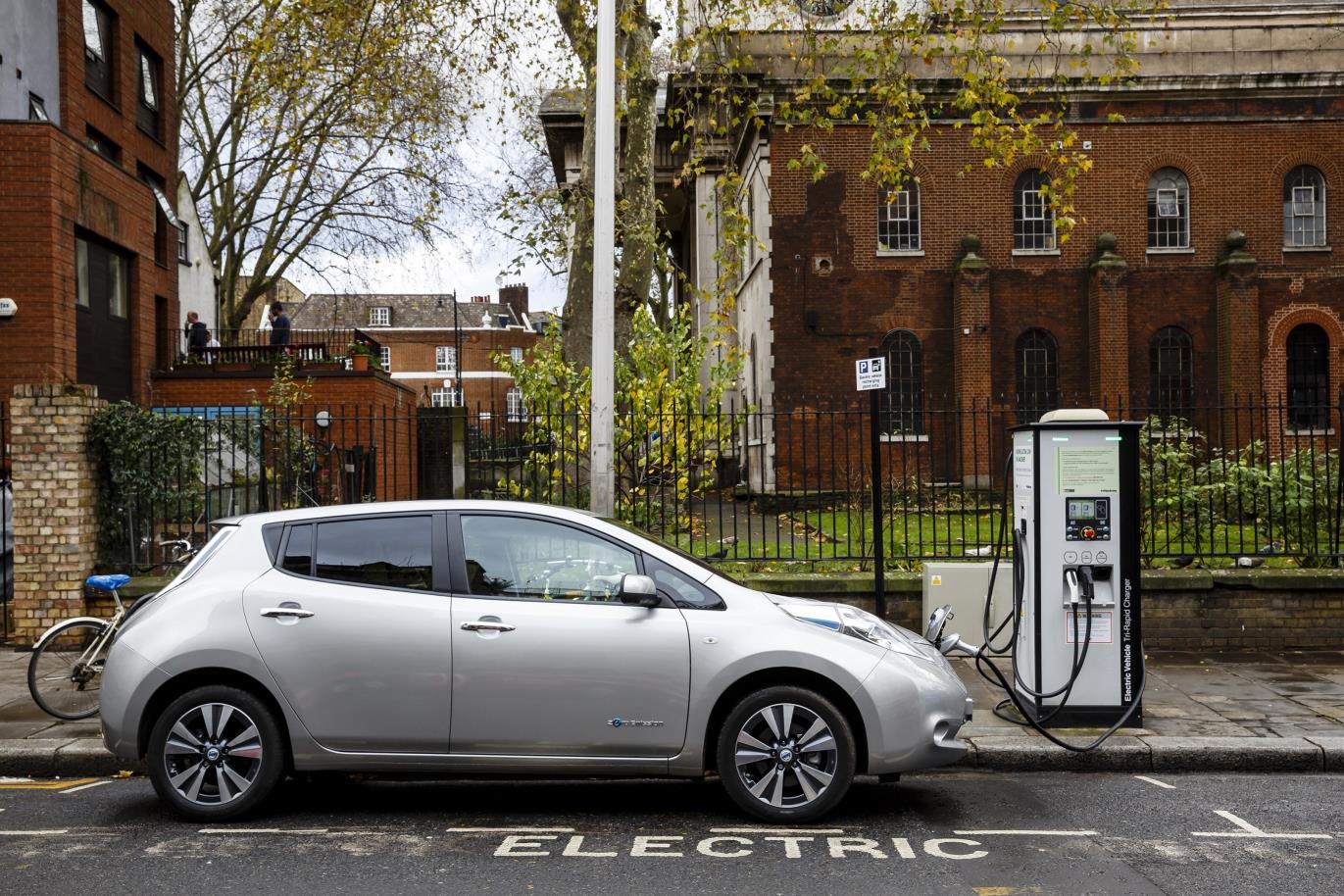 Electric car charging stations will outnumber fuel stations by 2020