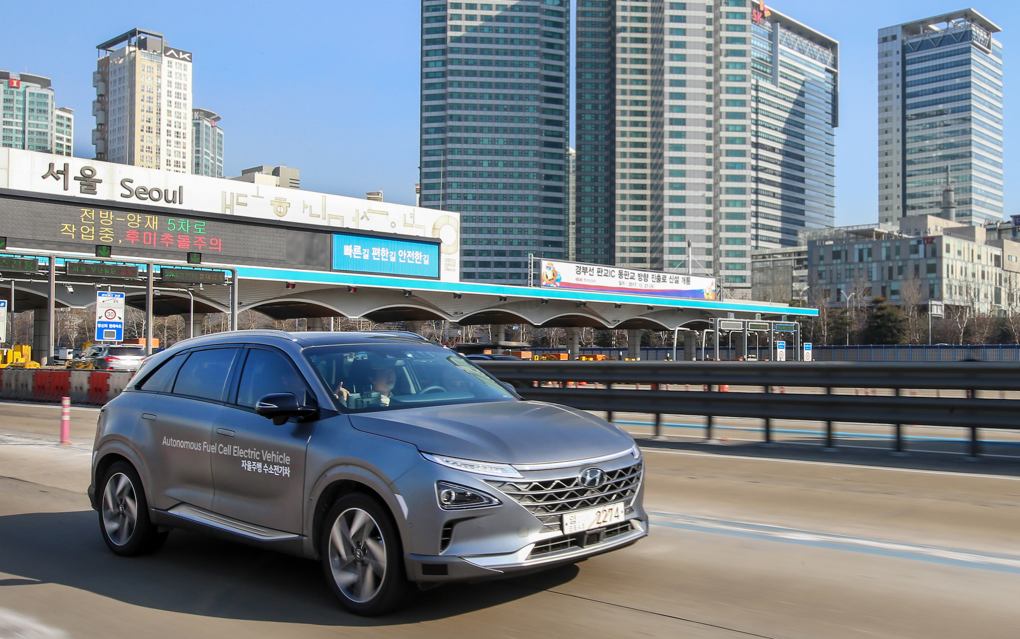 Hyundai trials world’s first selfdriving fuel cell