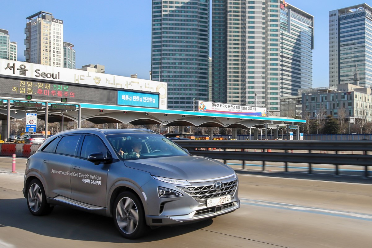 Hyundai trials world’s first selfdriving fuel cell