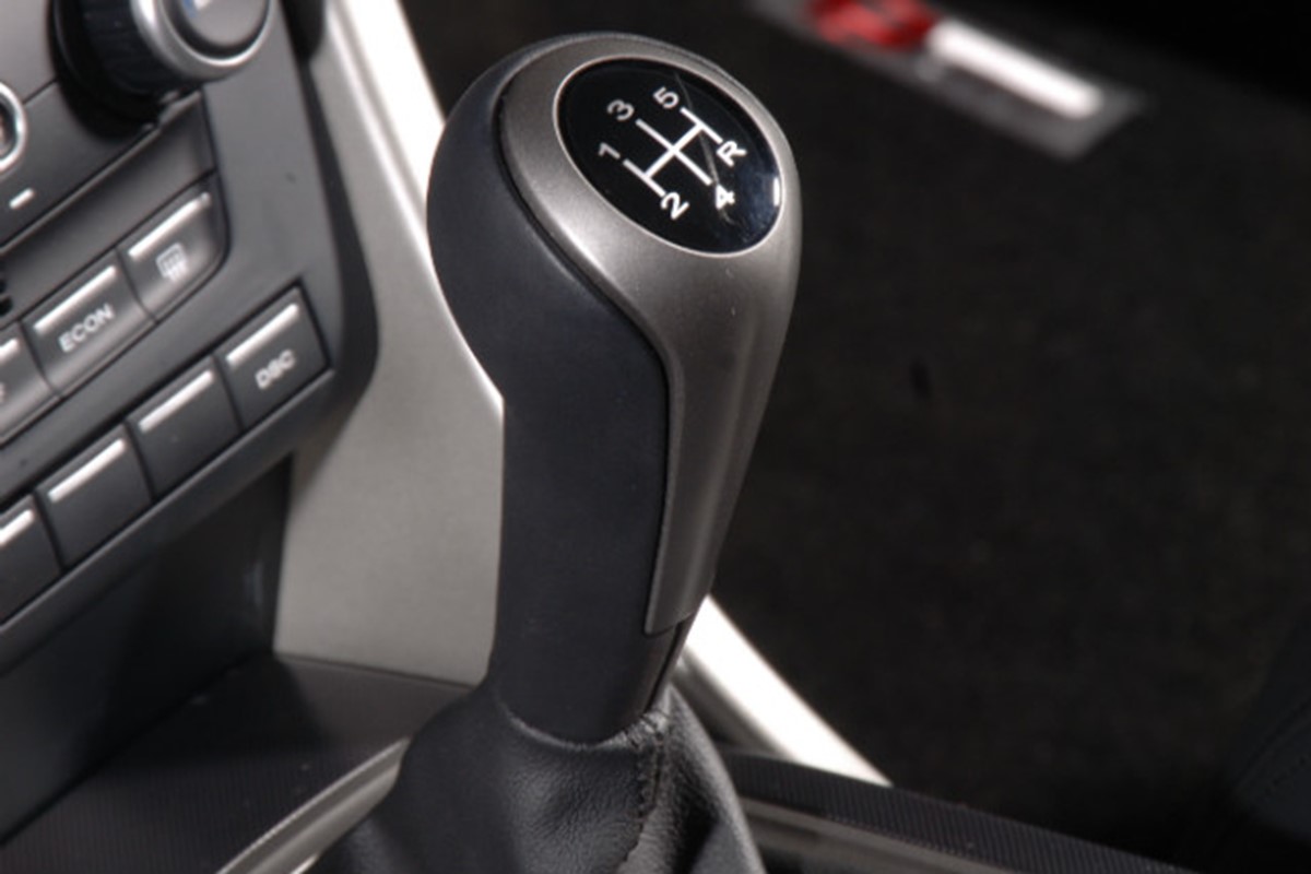 Things to avoid when using a manual gearbox - Car Keys