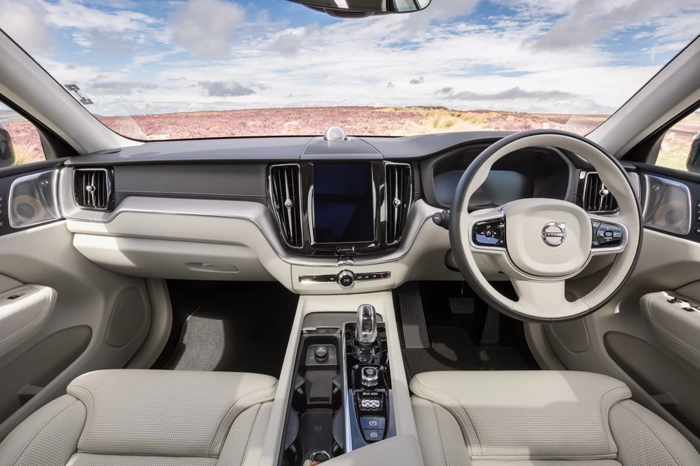 2017 Volvo XC60 mid-size SUV
