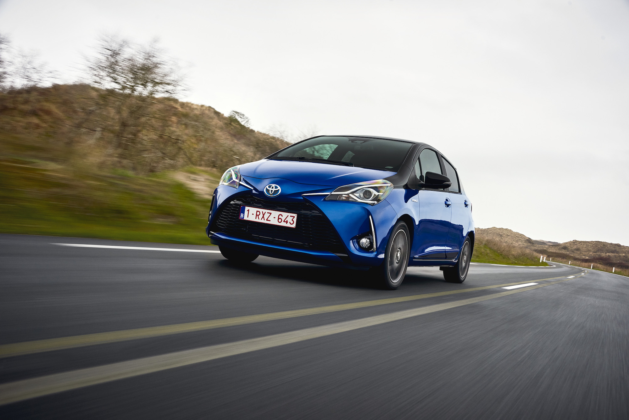 Toyota гибрид. Тойота Ярис гибрид 2018. Toyota Yaris Hybrid 2022. Toyota Hybrid 5th. Toyota Yaris Blue.